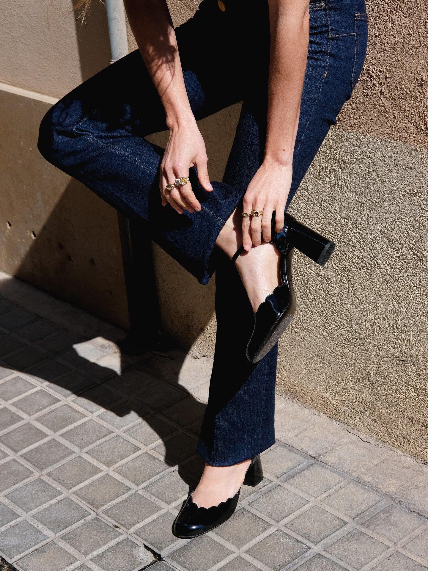 Black Mary Janes In Spanish Patent Leather For Women - Heel 6 cm - Florita Black - Lifestyle Feet Close-up