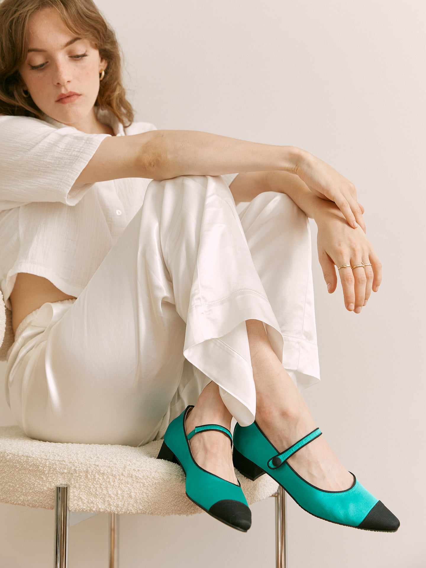 Babies pointues Vertes Satin d'Espagne Femme - Talon 2.5 cm - Bambie Satin Green - Portées Assise