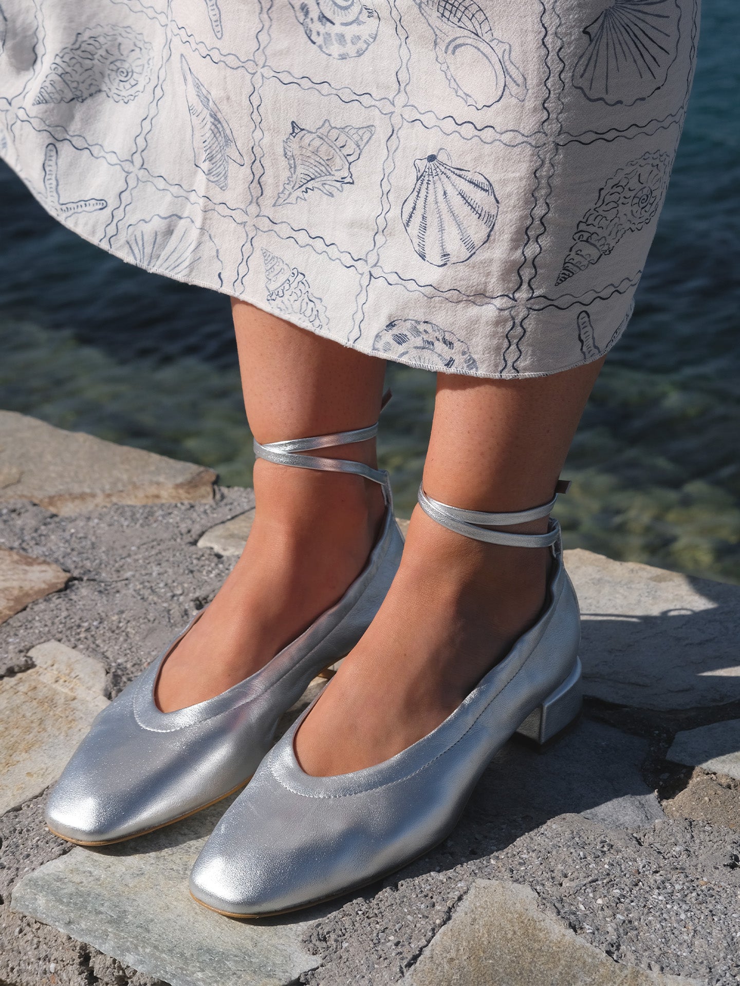 Ballerines Argentées Cuir Métallisé d'Italie Femme - Talon 2.5 cm - Benni Silver - Portées Gros Plan