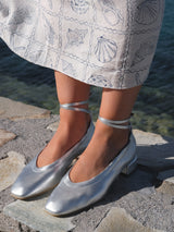 Ballerines Argentées Cuir Métallisé d'Italie Femme - Talon 2.5 cm - Benni Silver - Portées Gros Plan