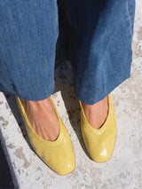 Ballerines Jaunes Cuir nappa d'Italie Femme - Talon 2.5 cm - Benni Yellow - Portées Gros Plan