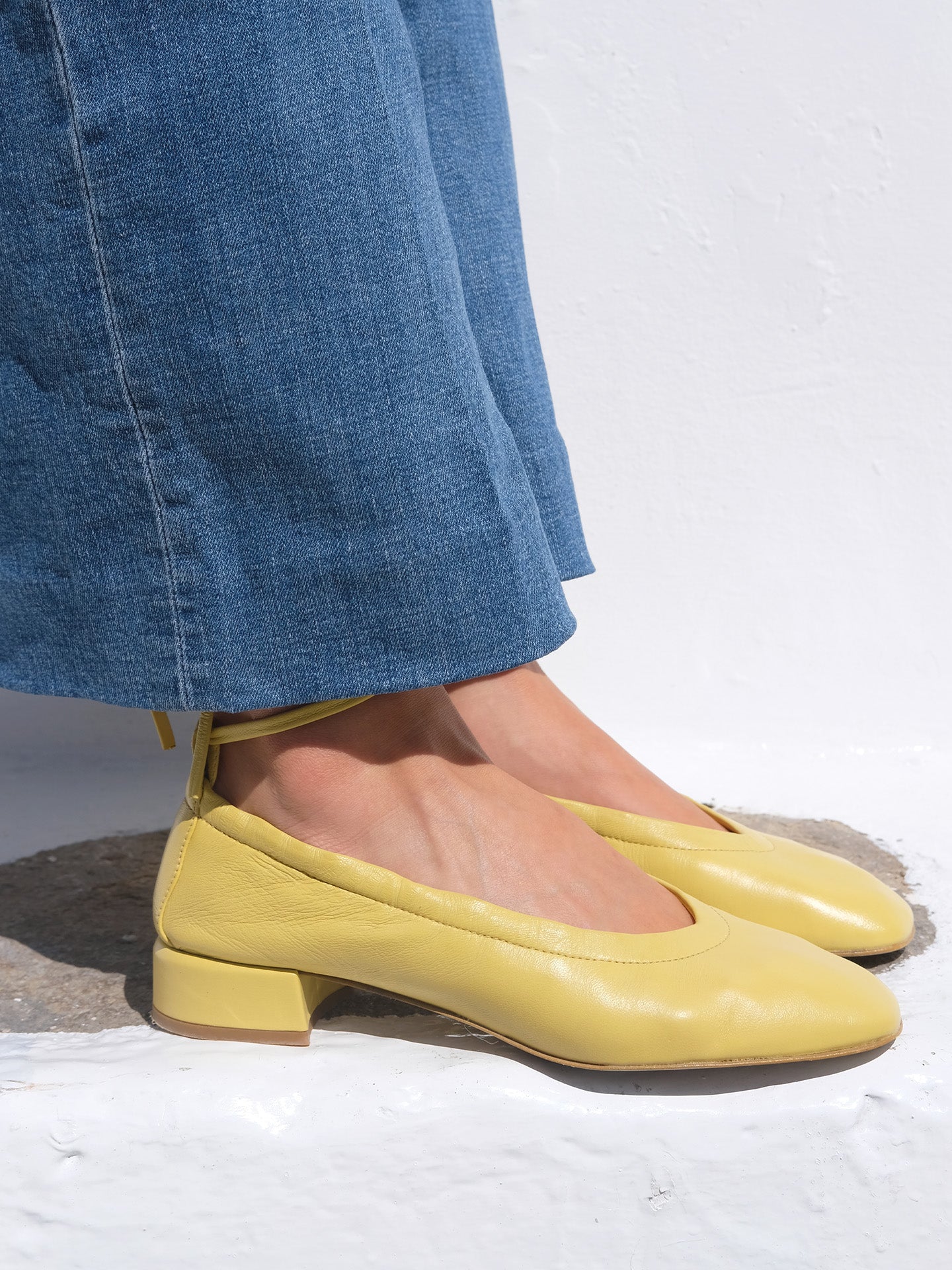 Ballerines Jaunes Cuir nappa d'Italie Femme - Talon 2.5 cm - Benni Yellow - Portées Gros Plan