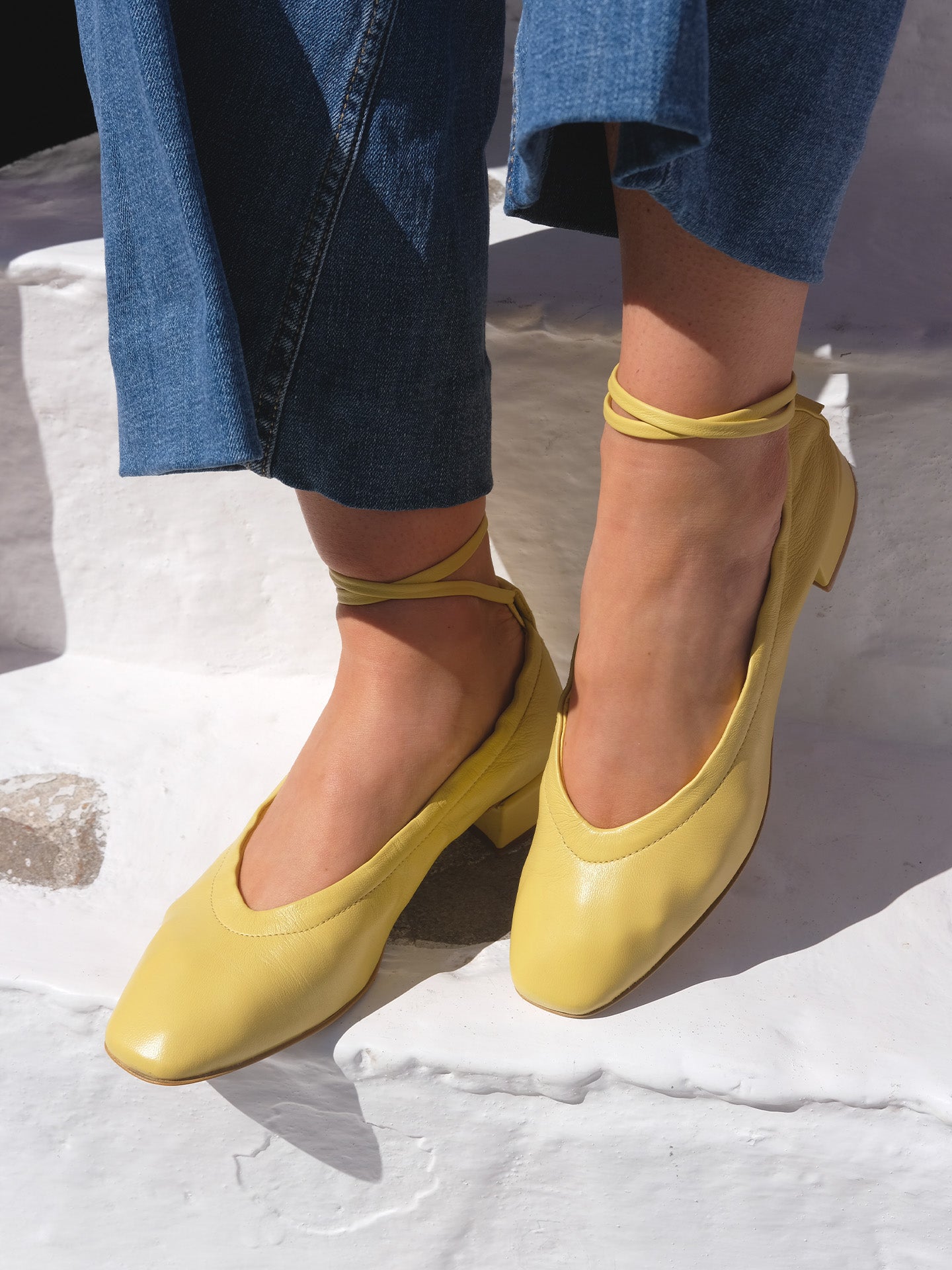 Ballerines Jaunes Cuir nappa d'Italie Femme - Talon 2.5 cm - Benni Yellow - Portées Gros Plan