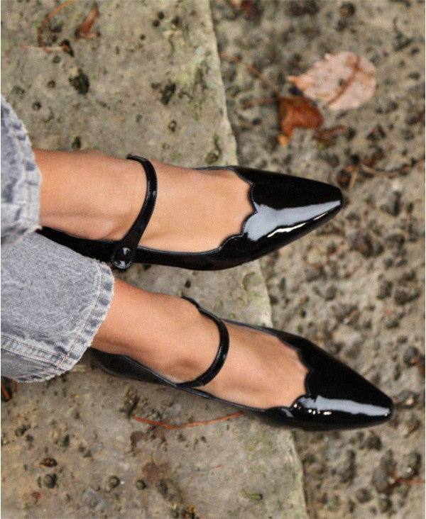 Black Pointed-Toe Mary Janes In Spanish Patent Leather For Women - Heel 2.5 cm - Carla Black - Lifestyle Feet Close-up