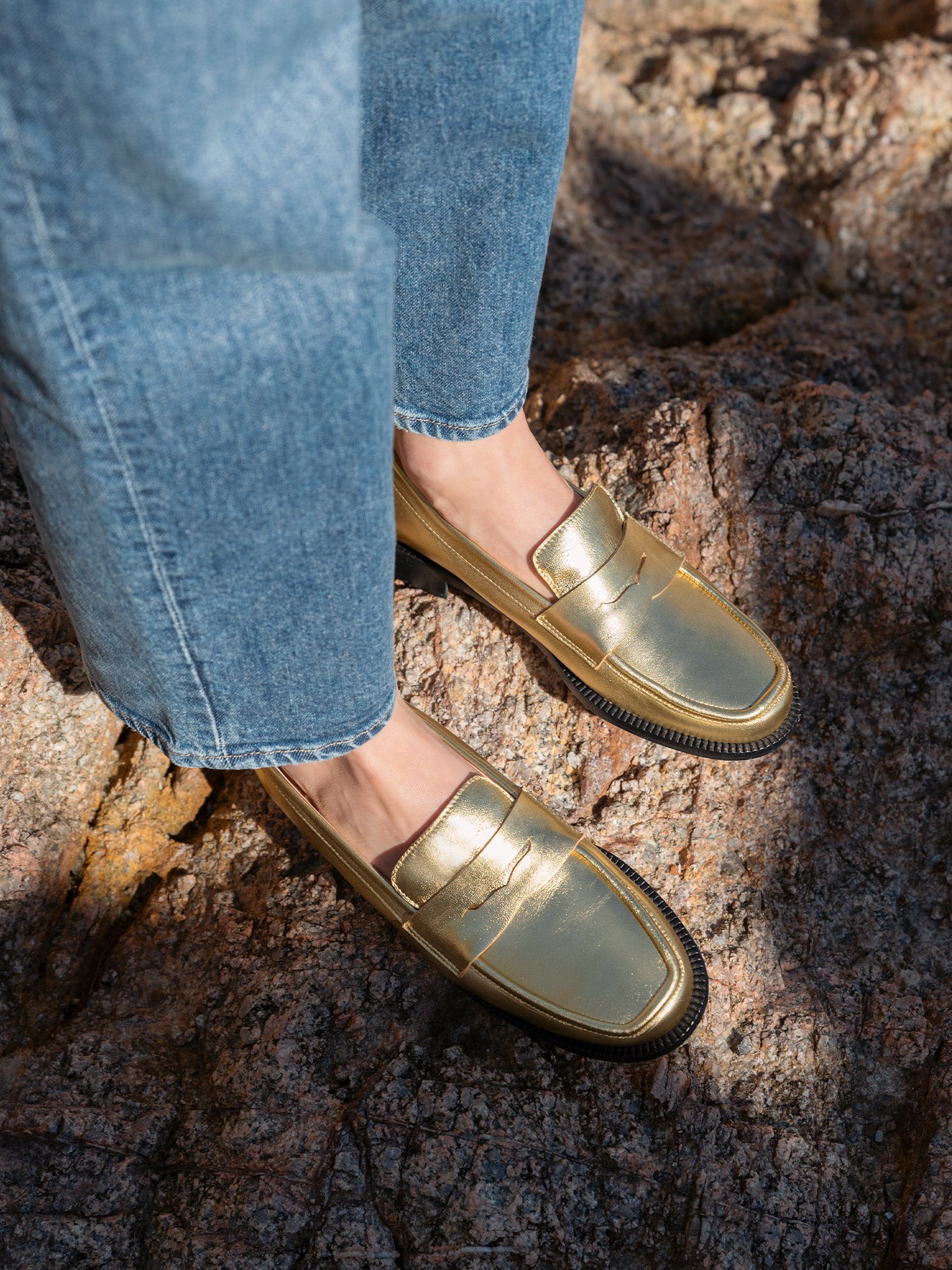 Golden Loafers In Italian Metallic Leather For Women - Heel 2.5 cm - Lissa Gold - Lifestyle Feet Close-up