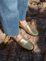 Golden Loafers In Italian Metallic Leather For Women - Heel 2.5 cm - Lissa Gold - Lifestyle Feet Close-up