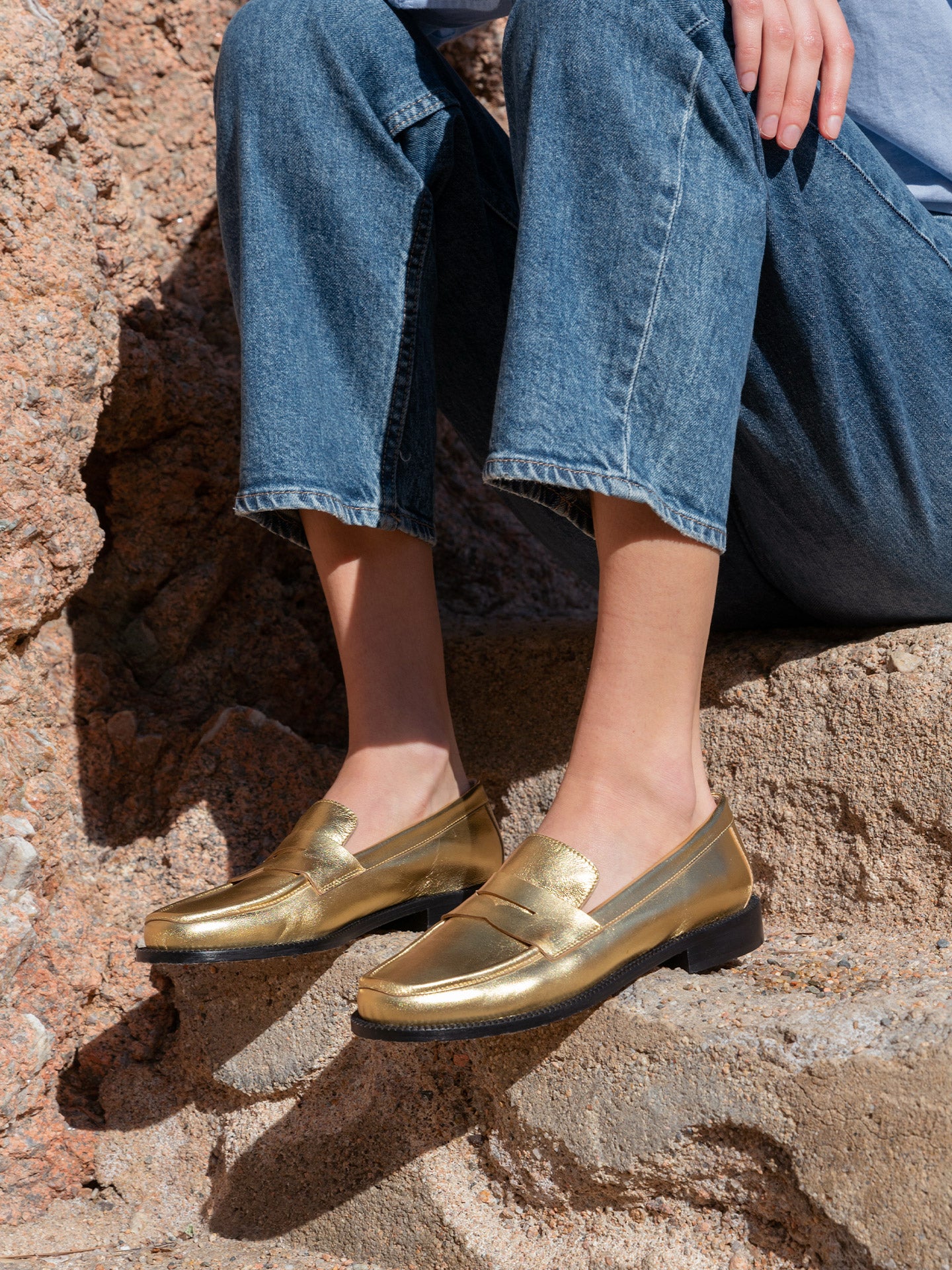 Golden Loafers In Italian Metallic Leather For Women - Heel 2.5 cm - Lissa Gold - Lifestyle Sitting Pose