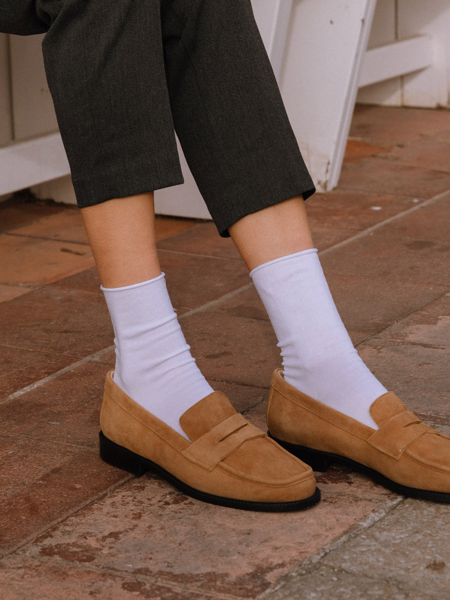 Brown Loafers In Italian Suede For Women - Heel 2.5 cm - Lissa Camel - Lifestyle Sitting Pose