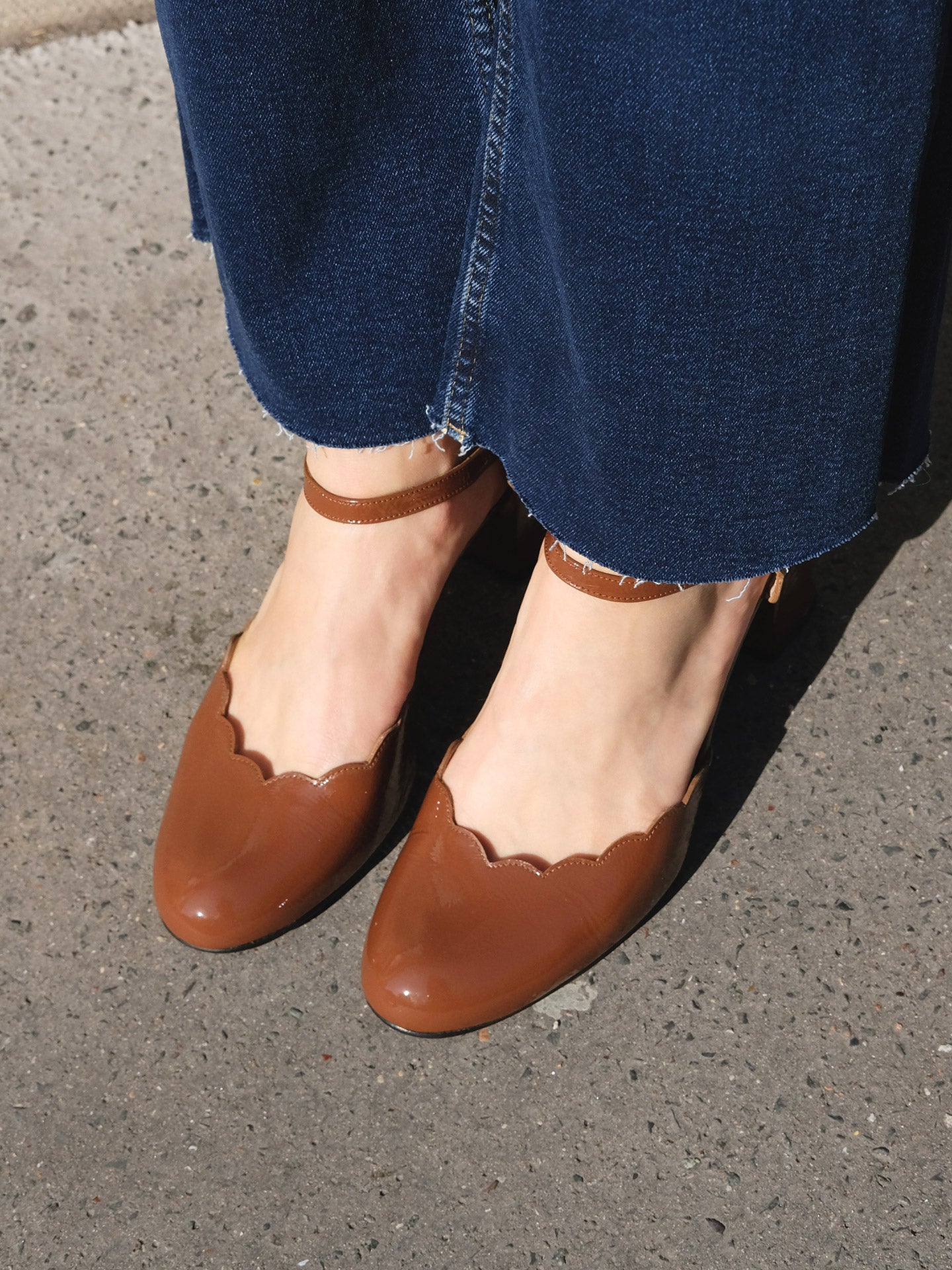 Brown Mary Janes In Spanish Patent Leather For Women - Heel 6 cm - Florita Tan - Lifestyle Feet Close-up