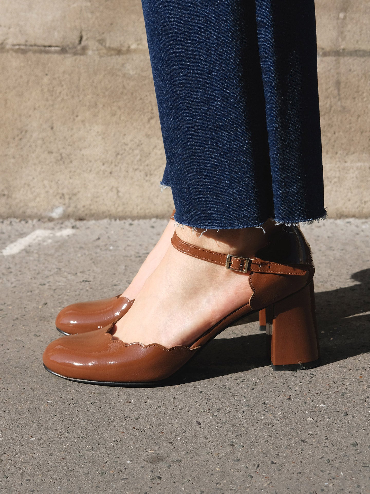 Brown Mary Janes In Spanish Patent Leather For Women - Heel 6 cm - Florita Tan - Lifestyle Feet Close-up