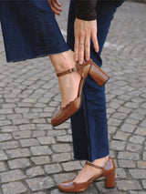 Babies Marron Cuir verni Espagne Femme - Talon 6 cm - Florita Tan - Portées Gros Plan