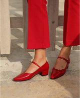 Chaussures femme élégantes et confortables - Babies pointues Rouges Cuir verni Espagne Femme - Talon 2.5 cm - Carla Red - Portées Gros Plan