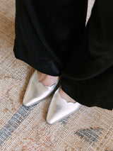Chaussures femme élégantes et confortables - Babies pointues Argentées Cuir métallisé Espagne Femme - Talon 2.5 cm - Carla Silver - Portées Gros Plan