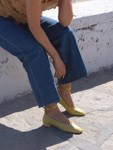 Chaussures femme élégantes et confortables - Ballerines Jaunes Cuir nappa d&#39;Italie Femme - Talon 2.5 cm - Benni Yellow - Portées Assise