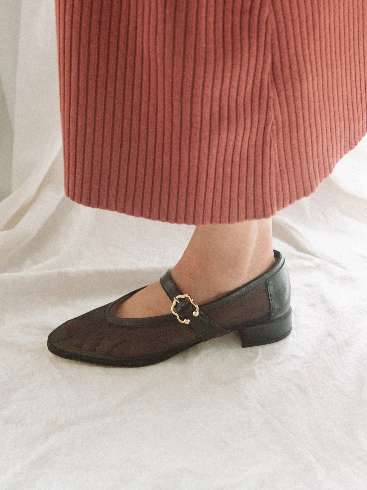 Black Ballet Flats In Italian Mesh For Women - Heel 2.5 cm - Carolia Mesh Black - Lifestyle Feet Close-up