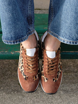 Baskets compensées Léopard Cuir lisse d'Italie Femme - Talon 4.5 cm - Nao Leopard - Portées Gros Plan
