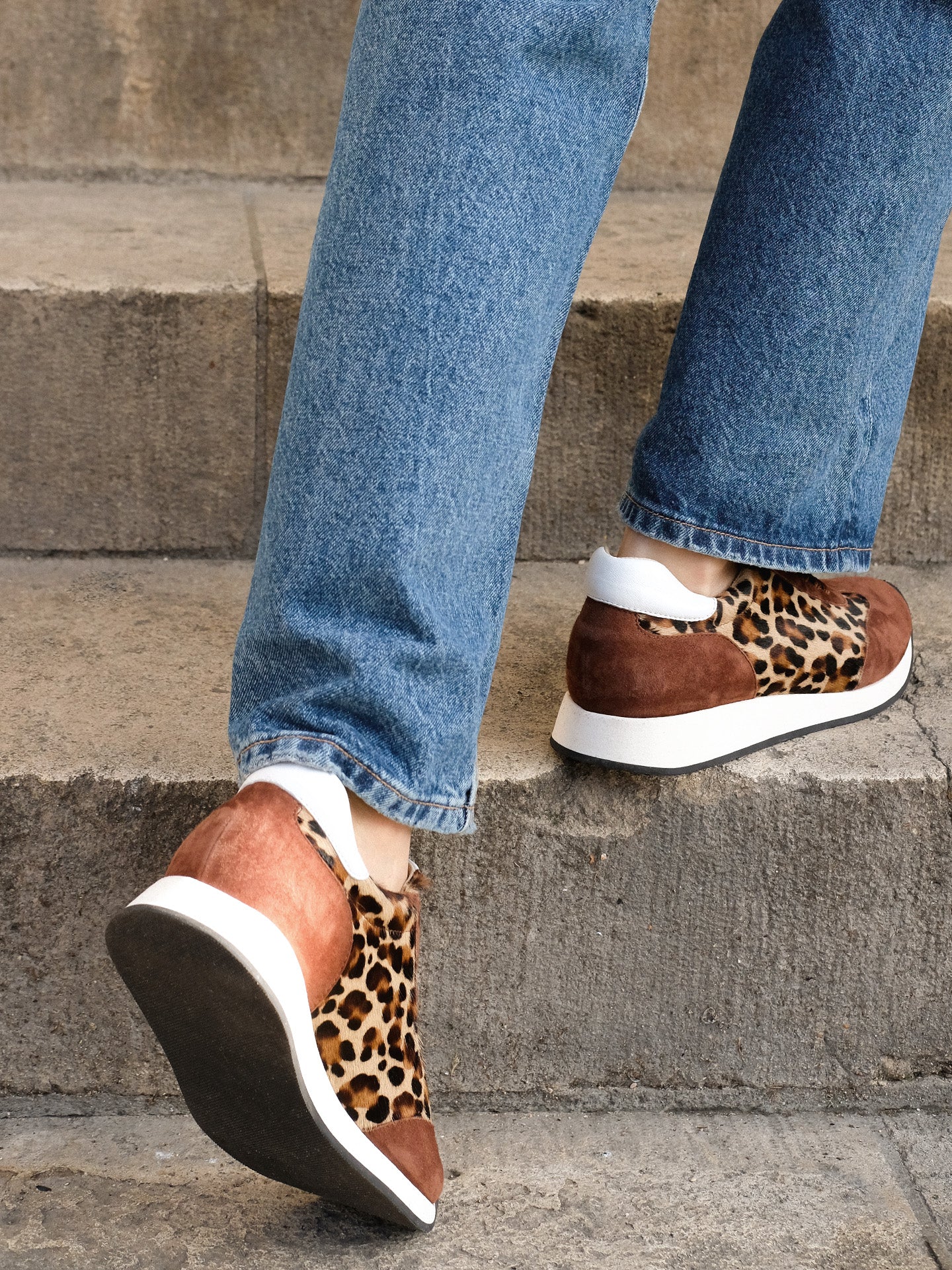 Baskets compensées Léopard Cuir lisse d'Italie Femme - Talon 4.5 cm - Nao Leopard - Portées En Marche