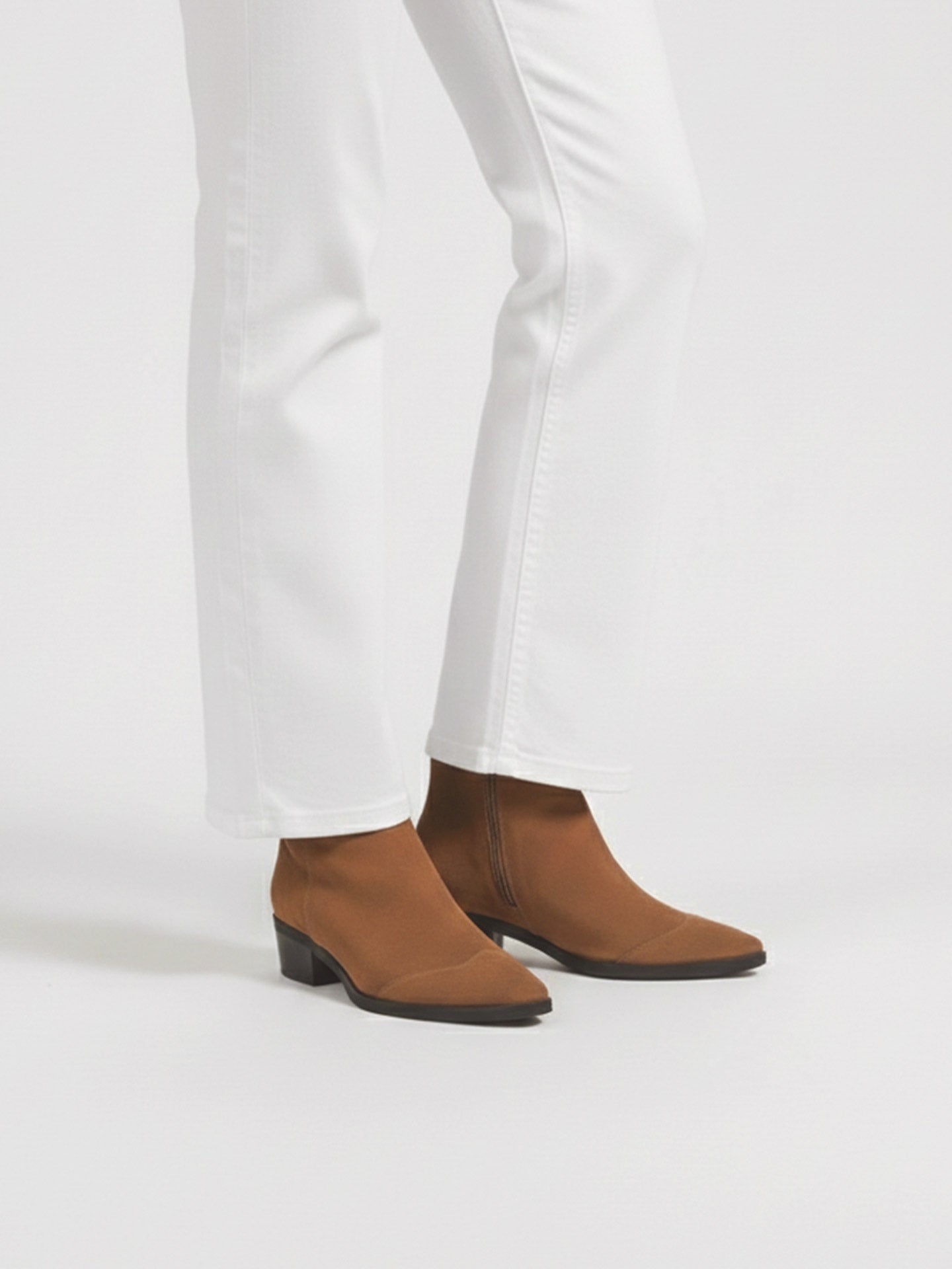 Bottines Marron Daim Italien Femme - Talon 4 cm - Anietta Cognac - Portées Gros Plan