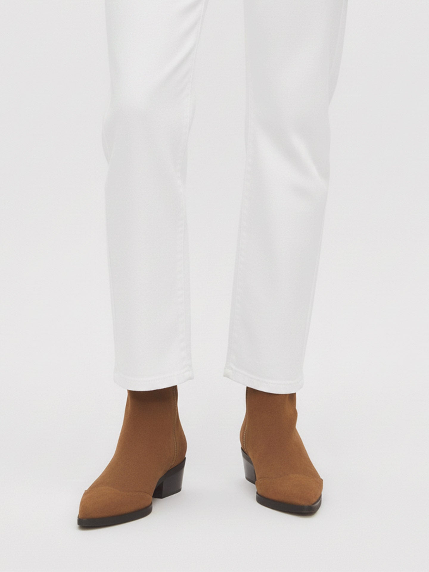 Bottines Marron Daim Italien Femme - Talon 4 cm - Anietta Cognac - Portées Gros Plan