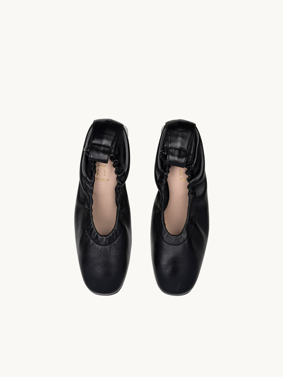 Chaussures italiennes - Ballerines noires en cuir italien avec talon carré | Perri Black | ÉMZI PARIS