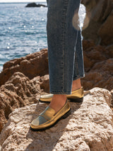 Chaussures femme élégantes et confortables - Mocassins Dorés Cuir Métallisé Italie Femme - Talon 2.5 cm - Lissa Gold - EMZI PARIS - Portées Gros Plan