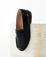 Chaussures femme élégantes et confortables - Mocassins Noirs Cuir verni d&#39;Italie Femme - Talon 2.5 cm - Lissa Black Rock - Packshot Trois Quart
