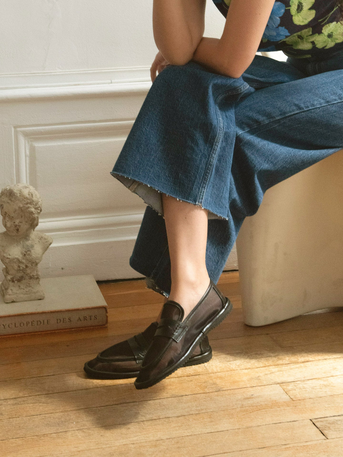 Black Loafers In Italian Mesh For Women - Ritao Mesh Black - Lifestyle Sitting Pose